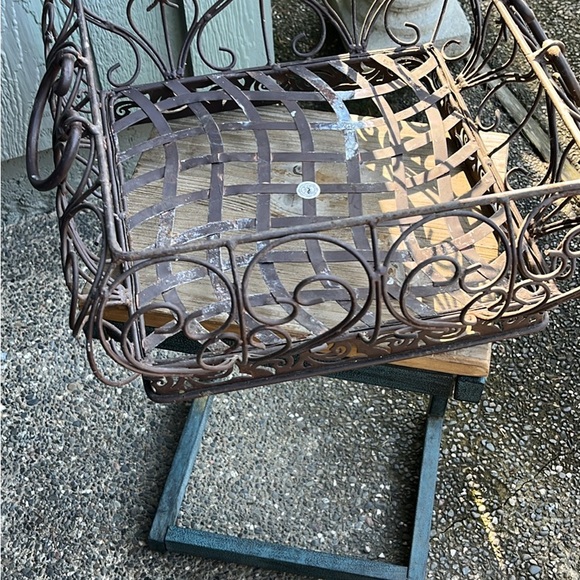 Elegant Brown Metal Basket - Picture 2 of 4